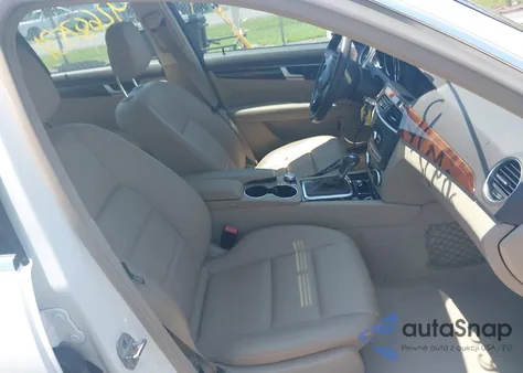 2013 Mercedes-Benz C 250 Luxury/Sport из США, поврежденный, VIN WDDGF4HB8DA845940